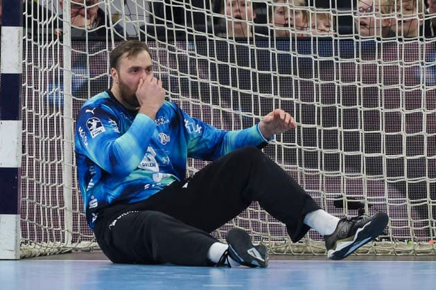 Torhueter Andreas Wolff (THW Kiel) fasst sich nach einem Wurf in das Gesicht an die Nase und geht danach auf die Bank, DAIKIN Handball Bundesliga, THW Kiel v SC Magdeburg, Wunderino Arena am 15. February 2026 in Kiel, Deutschland. (Foto von Marco Steinbrenner DeFodi Images) Torhueter Andreas Wolff (THW Kiel) touches his nose after being hit in the face and then goes to the bench, DAIKIN Handball Bundesliga, THW Kiel v SC Magdeburg, Wunderino Arena, February 15, 2026 in Kiel, Germany. (Photo by Marco Steinbrenner DeFodi Images) -