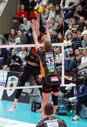 15.02.2026, Deutschland, Ludwigsburg Volleyball Barock Volleys MTV Ludwigsburg vs. Berlin Recycling Volleys, Tim Köpfli (LB, hinten)