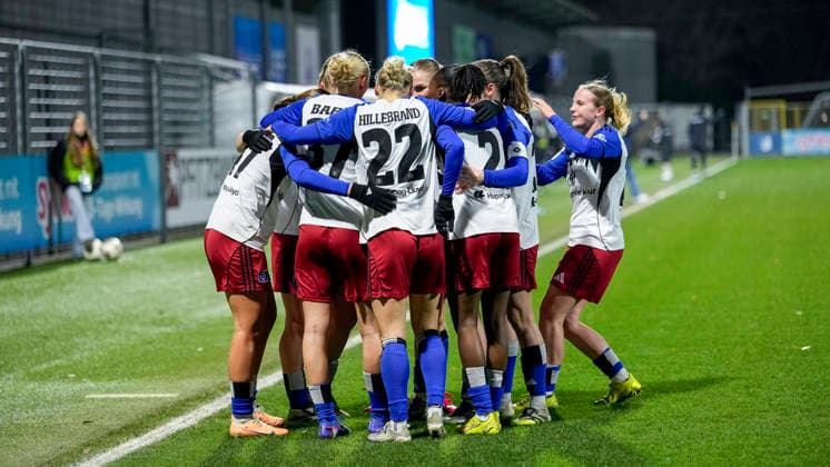 Spielerinnen vom Hamburger SV (HSV), jubeln über das Tor zum 0:1 , Jubel, Torjubel, Torerfolg, celebrate the goal, goal, celebration, jubelt ueber das Tor, Freuen, Freude, freut sich, optimistisch, positiv, Spielszene, Highlight, Action, Aktion, 15.02.2026, Sinsheim (Hoffenheim) (Deutschland), Fussball, Google Pixel Frauen-Bundesliga, TSG 1899 Hoffenheim - Hamburger SV, DFB DFL REGULATIONS PROHIBIT ANY USE OF PHOTOGRAPHS AS IMAGE SEQUENCES AND OR QUASI-VIDEO.