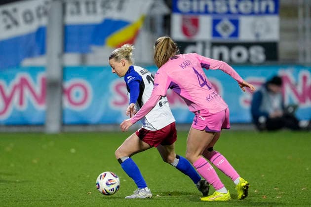 v.li.: Sophie Hillebrand (HSV, 22), Lisann Kaut (TSG, 4), Zweikampf, Spielszene, Duell, duel, tackle, tackling, Dynamik, Action, Aktion, 15.02.2026, Sinsheim (Hoffenheim) (Deutschland), Fussball, Google Pixel Frauen-Bundesliga, TSG 1899 Hoffenheim - Hamburger SV, DFB DFL REGULATIONS PROHIBIT ANY USE OF PHOTOGRAPHS AS IMAGE SEQUENCES AND OR QUASI-VIDEO.