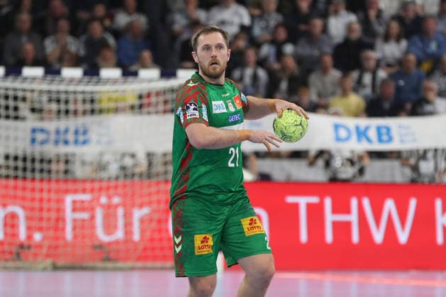 15.02.2026, xgox, Handball - Daikin HBL THW Kiel - SC Magdeburg emspor, v.l. Albin Lagergren (Magdeburg, 21) am Ball, plays the ball Kiel