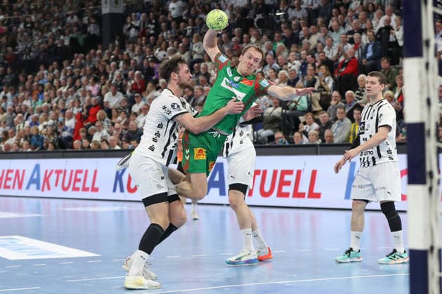 15.02.2026, xgox, Handball - Daikin HBL THW Kiel - SC Magdeburg emspor, v.l. Veron Nacinovic (Kiel, 93), Felix Claar (Magdeburg, 7) Zweikampf, Duell, Kampf, tackle Kiel
