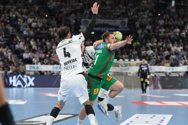 15.02.2026, xgox, Handball - Daikin HBL THW Kiel - SC Magdeburg emspor, v.l. Domagoj Duvnjak (Kiel, 4), Albin Lagergren (Magdeburg, 21) Zweikampf, Duell, Kampf, tackle Kiel