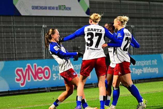RECORD DATE NOT STATED Paulina Bartz (37; Hamburger SV), Sophie Hillebrand (22; Hamburger SV) und weitere Spielerinnen feiern gemeinsam GPFBL: TSG Hoffenheim - Hamburger SV Copyright: xMichaelxGelhardtx