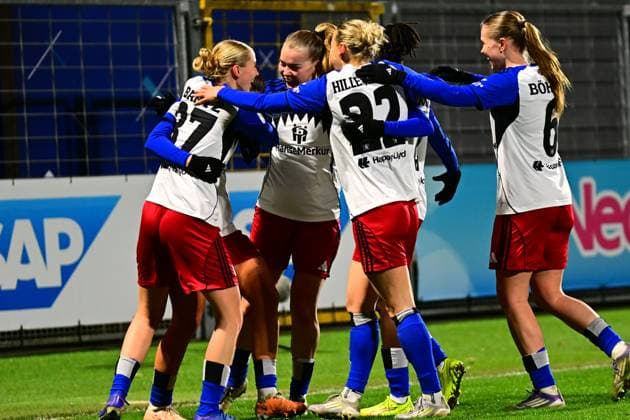 RECORD DATE NOT STATED Svea Stoldt (8; Hamburger SV) feiert mit Teamkolleginnen im Vordergrund GPFBL: TSG Hoffenheim - Hamburger SV Copyright: xMichaelxGelhardtx