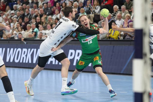 15.02.2026, xgox, Handball - Daikin HBL THW Kiel - SC Magdeburg emspor, v.l. Hendrik Pekeler (Kiel, 61), Omar Ingi Magnusson (Magdeburg, 14) Zweikampf, Duell, Kampf, tackle Kiel