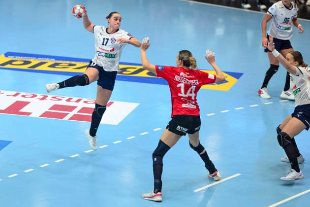 Anna Kukely (Motherson Mosonmagyarovari KC, 17), Anika Niederwieser (Thueringer HC, 14) GER, Thueringer HC gegen Motherson Mosonmagyarovari KC , Handball, EHF European League Women, Gruppen Phase , Saison 2025 2026, 15.02.2026 GER, Thueringer HC gegen Motherson Mosonmagyarovari KC , Handball, EHF European League Women, Gruppen Phase , Saison 2025 2026, 15.02.2026 Bad Langensalza Copyright: xEibner-Pressefoto MartinxHerbstx EP_MHT
