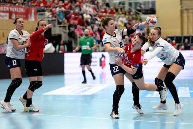 Natsuki Aizawa (Thueringer HC, 23), Pipy Wolfs (Motherson Mosonmagyarovari KC, 22), Eszter Toeth (Motherson Mosonmagyarovari KC, 02) GER, Thueringer HC gegen Motherson Mosonmagyarovari KC , Handball, EHF European League Women, Gruppen Phase , Saison 2025 2026, 15.02.2026 GER, Thueringer HC gegen Motherson Mosonmagyarovari KC , Handball, EHF European League Women, Gruppen Phase , Saison 2025 2026, 15.02.2026 Bad Langensalza Copyright: xEibner-Pressefoto MartinxHerbstx EP_MHT