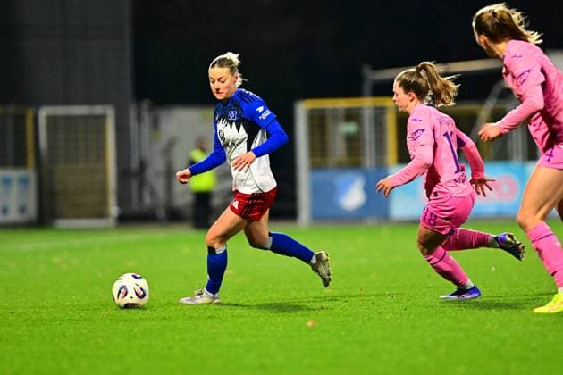 RECORD DATE NOT STATED Sophie Hillebrand (22; Hamburger SV) mit Ball, während Valesca Ampoorter (18; TSG Hoffenheim) verteidigt GPFBL: TSG Hoffenheim - Hamburger SV Copyright: xMichaelxGelhardtx