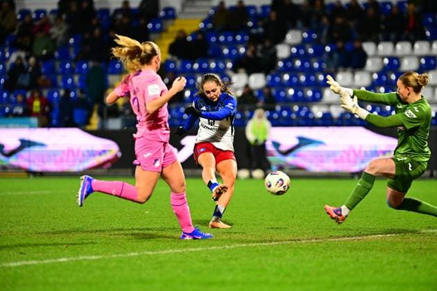 RECORD DATE NOT STATED Laura Dick (1; TSG Hoffenheim) wehrt den Schuss von Camilla Linberg (47; Hamburger SV) ab GPFBL: TSG Hoffenheim - Hamburger SV Copyright: xMichaelxGelhardtx