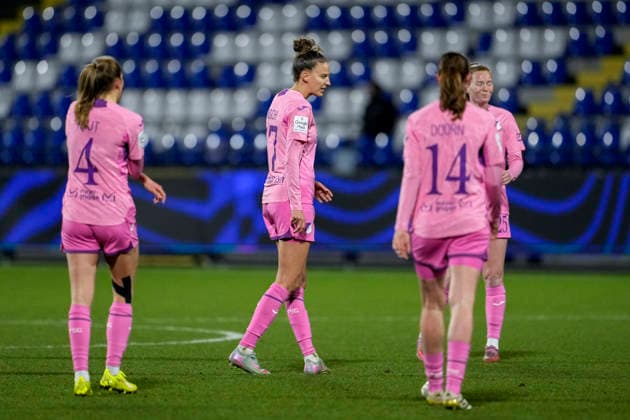 v.li.: Lisann Kaut (TSG, 4), Franziska Harsch (TSG, 17),. Lisa Doorn (TSG, 14), Nikee van Dijk (TSG, 25), Spielerinnen der TSG 1899 Hoffenheim, enttäuscht schauend, Enttäuschung, Frustration, disappointed, pessimistisch, nach dem Gegentor zum 0:2, Action, Aktion, Spielszene, 15.02.2026, Sinsheim (Hoffenheim) (Deutschland), Fussball, Google Pixel Frauen-Bundesliga, TSG 1899 Hoffenheim - Hamburger SV, DFB DFL REGULATIONS PROHIBIT ANY USE OF PHOTOGRAPHS AS IMAGE SEQUENCES AND OR QUASI-VIDEO.