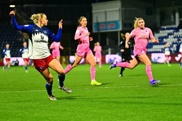 RECORD DATE NOT STATED Sophie Hillebrand (22; Hamburger SV) im Zweikampf mit Lisann Kaut (4; TSG Hoffenheim) und Emilie Byrnak (3; TSG Hoffenheim) verteidigt entschlossen GPFBL: TSG Hoffenheim - Hamburger SV Copyright: xMichaelxGelhardtx