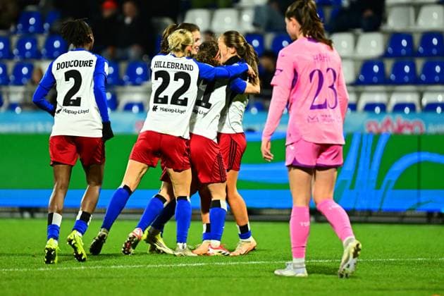 RECORD DATE NOT STATED Sophie Hillebrand (22; Hamburger SV), Magou Doucoure (2; Hamburger SV) und weitere Spielerinnen feiern, während Franziska Harsch (17; TSG Hoffenheim) zuschaut GPFBL: TSG Hoffenheim - Hamburger SV Copyright: xMichaelxGelhardtx