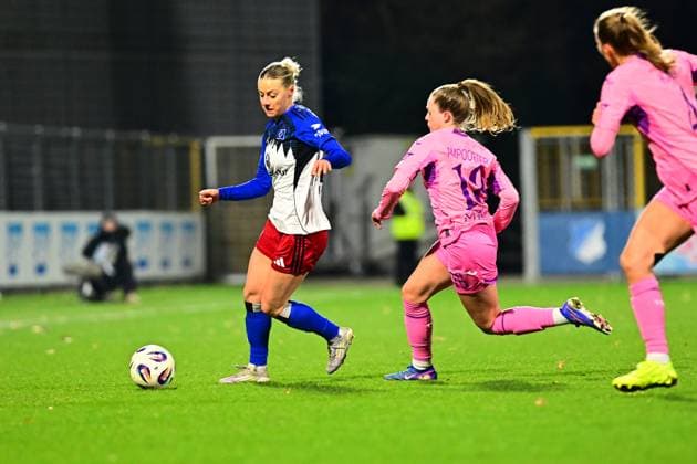 RECORD DATE NOT STATED Sophie Hillebrand (22; Hamburger SV) mit Ball, während Valesca Ampoorter (18; TSG Hoffenheim) verteidigt GPFBL: TSG Hoffenheim - Hamburger SV Copyright: xMichaelxGelhardtx