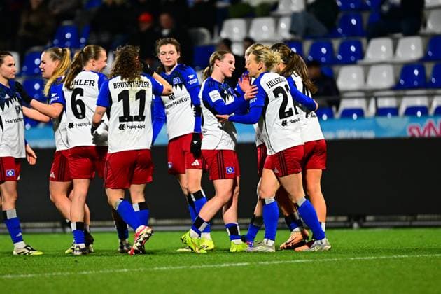 RECORD DATE NOT STATED Jonna Wrede (26; Hamburger SV), Lotta Wrede (32; Hamburger SV), Pauline Machtens (28; Hamburger SV) und Svea Stoldt (8; Hamburger SV) feiern gemeinsam auf dem Spielfeld GPFBL: TSG Hoffenheim - Hamburger SV Copyright: xMichaelxGelhardtx