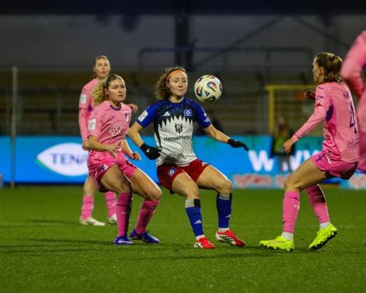 Melanie Brunnthaler (11; Hamburger SV) kontrolliert den Ball, während Lisa Doorn (14; TSG Hoffenheim) und Emilie Byrnak (3; TSG Hoffenheim) verteidigen GPFBL: TSG Hoffenheim - Hamburger SV Copyright: xMichaelxGelhardtx