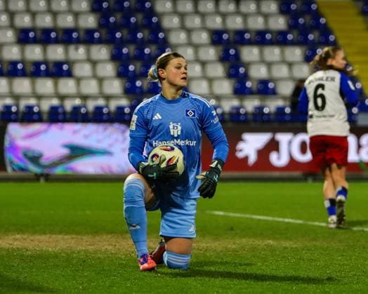 Lea Paulick (25; Hamburger SV) hält den Ball sicher im Tor GPFBL: TSG Hoffenheim - Hamburger SV Copyright: xMichaelxGelhardtx