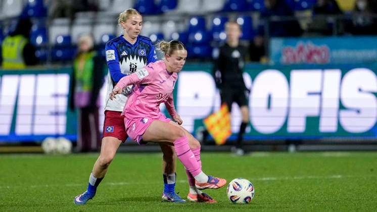 v.li.: Paulina Bartz (HSV, 37), Laura Gloning (TSG, 20), Zweikampf, Spielszene, Duell, duel, tackle, tackling, Dynamik, Action, Aktion, 15.02.2026, Sinsheim (Hoffenheim) (Deutschland), Fussball, Google Pixel Frauen-Bundesliga, TSG 1899 Hoffenheim - Hamburger SV, DFB DFL REGULATIONS PROHIBIT ANY USE OF PHOTOGRAPHS AS IMAGE SEQUENCES AND OR QUASI-VIDEO.