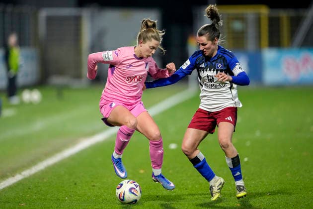 v.li.: Valesca Ampoorter (TSG, 18), Pauline Machtens (HSV, 28), Zweikampf, Spielszene, Duell, duel, tackle, tackling, Dynamik, Action, Aktion, 15.02.2026, Sinsheim (Hoffenheim) (Deutschland), Fussball, Google Pixel Frauen-Bundesliga, TSG 1899 Hoffenheim - Hamburger SV, DFB DFL REGULATIONS PROHIBIT ANY USE OF PHOTOGRAPHS AS IMAGE SEQUENCES AND OR QUASI-VIDEO.