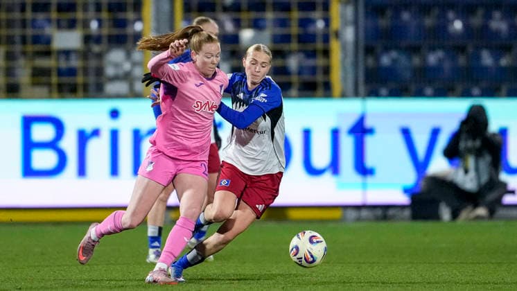 v.li.: Nikee van Dijk (TSG, 25), Paulina Bartz (HSV, 37), Zweikampf, Spielszene, Duell, duel, tackle, tackling, Dynamik, Action, Aktion, 15.02.2026, Sinsheim (Hoffenheim) (Deutschland), Fussball, Google Pixel Frauen-Bundesliga, TSG 1899 Hoffenheim - Hamburger SV, DFB DFL REGULATIONS PROHIBIT ANY USE OF PHOTOGRAPHS AS IMAGE SEQUENCES AND OR QUASI-VIDEO.