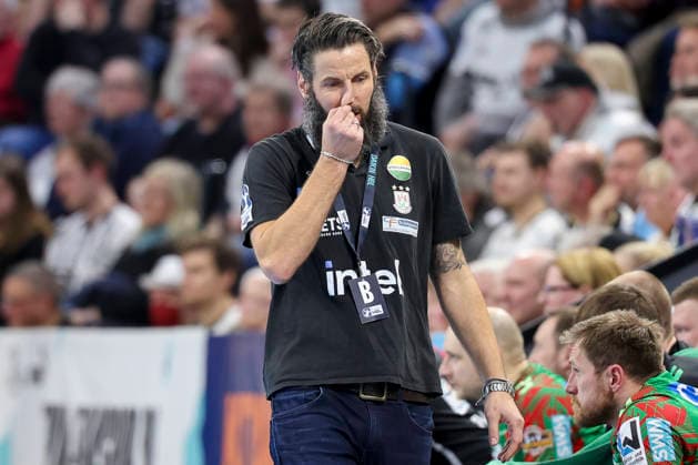 Trainer Bennet Wiegert (SC Magdeburg) schaut enttaeuscht, DAIKIN Handball Bundesliga, THW Kiel v SC Magdeburg, Wunderino Arena am 15. February 2026 in Kiel, Deutschland. (Foto von Marco Steinbrenner DeFodi Images) Trainer Bennet Wiegert (SC Magdeburg) looks dejected, DAIKIN Handball Bundesliga, THW Kiel v SC Magdeburg, Wunderino Arena, February 15, 2026 in Kiel, Germany. (Photo by Marco Steinbrenner DeFodi Images) -