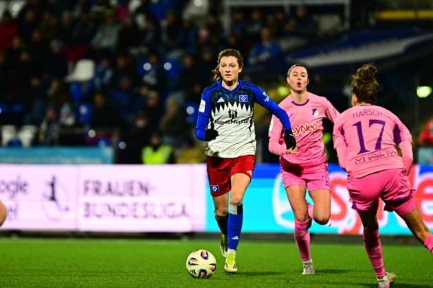RECORD DATE NOT STATED Lotta Wrede (32; Hamburger SV) läuft mit Ball, während Chiara Hahn (23; TSG Hoffenheim) versucht zu verteidigen GPFBL: TSG Hoffenheim - Hamburger SV Copyright: xMichaelxGelhardtx