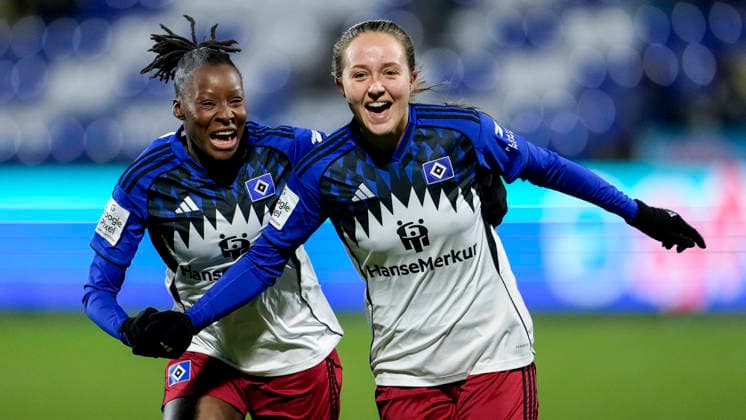 v.li.: Magou Doucoure (HSV, 2), Torschützin Camilla Linberg (HSV, 47), Spielerinnen vom Hamburger SV (HSV), jubeln über das Tor zum 0:1, Jubel, Torjubel, Torerfolg, celebrate the goal, goal, celebration, jubelt ueber das Tor, Freuen, Freude, freut sich, optimistisch, positiv, Spielszene, Highlight, Action, Aktion, 15.02.2026, Sinsheim (Hoffenheim) (Deutschland), Fussball, Google Pixel Frauen-Bundesliga, TSG 1899 Hoffenheim - Hamburger SV, DFB DFL REGULATIONS PROHIBIT ANY USE OF PHOTOGRAPHS AS IMAGE SEQUENCES AND OR QUASI-VIDEO.