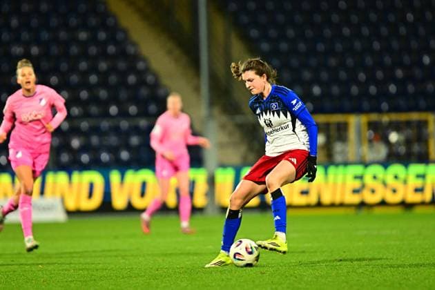 RECORD DATE NOT STATED Vildan Kardesler (7; Hamburger SV) mit Ball, während Emilie Byrnak (3; TSG Hoffenheim) und Lisann Kaut (4; TSG Hoffenheim) verteidigen GPFBL: TSG Hoffenheim - Hamburger SV Copyright: xMichaelxGelhardtx