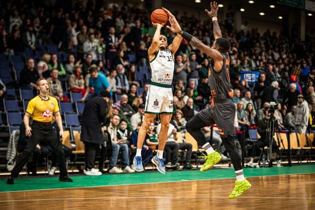Jordan Roland (Gladiators Trier) im Zweikampf mit Corey Davis (Chemnitz 99er), Vet Concept Gladiators Trier vs Chemnitz 99ers, Basketball, easyCredit BBL, 20. Spieltag, Saison 2025 2026, 15.02.2026 Vet Concept Gladiators Trier vs Chemnitz 99ers, Basketball, easyCredit BBL, 20. Spieltag, Saison 2025 2026, 15.02.2026 Copyright: xEibner-Pressefoto AlexanderxNeisx EP_ANS
