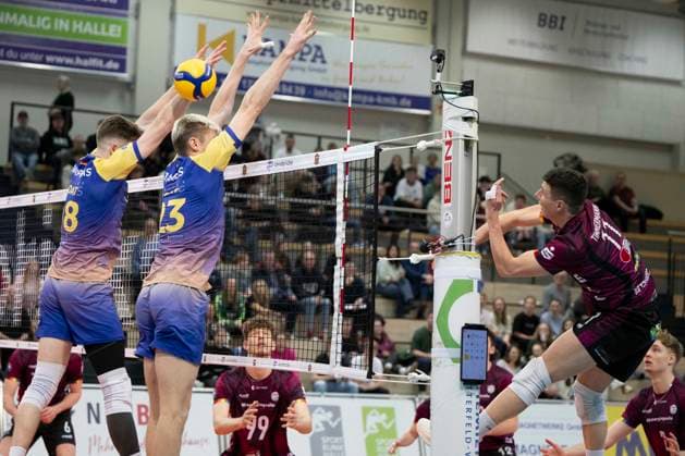 1.Volleyball Bundesliga -Saison 2025 2026 Cerebricks Volley Goats Mitteldeutschland vs. Netzhoppers KW Halle, Deutschland 15. Februar 2026: Im Bild:v.li.Jannis Wehry (Bitterfeld), Samuel Schellenberg (Bitterfeld) und Theo Timmermann (Netzhoppers) Halle Saale swh.Arena Sachsen-Anhalt Deutschland