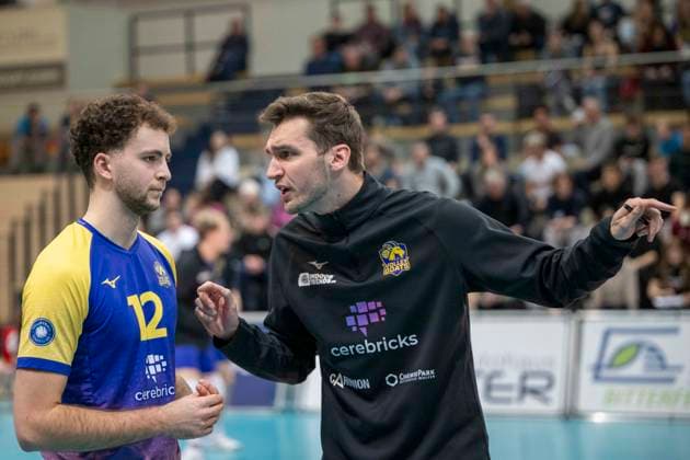 1.Volleyball Bundesliga -Saison 2025 2026 Cerebricks Volley Goats Mitteldeutschland vs. Netzhoppers KW Halle, Deutschland 15. Februar 2026: Im Bild:v.li.Paul Klimm (Bitterfeld) und Interims Trainer Lukas Thielemann (Bitterfeld) Halle Saale swh.Arena Sachsen-Anhalt Deutschland