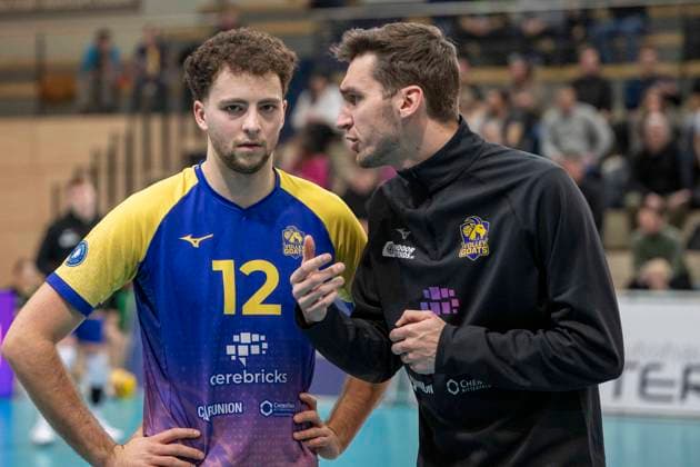 1.Volleyball Bundesliga -Saison 2025 2026 Cerebricks Volley Goats Mitteldeutschland vs. Netzhoppers KW Halle, Deutschland 15. Februar 2026: Im Bild:v.li.Paul Klimm (Bitterfeld) und Interims Trainer Lukas Thielemann (Bitterfeld) Halle Saale swh.Arena Sachsen-Anhalt Deutschland