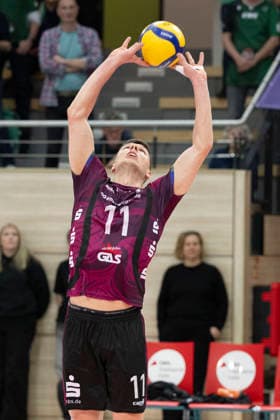 1.Volleyball Bundesliga -Saison 2025 2026 Cerebricks Volley Goats Mitteldeutschland vs. Netzhoppers KW Halle, Deutschland 15. Februar 2026: Im Bild:Theo Timmermann (Netzhoppers) mit Ball, Halle Saale swh.Arena Sachsen-Anhalt Deutschland