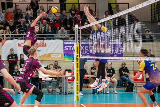 1.Volleyball Bundesliga -Saison 2025 2026 Cerebricks Volley Goats Mitteldeutschland vs. Netzhoppers KW Halle, Deutschland 15. Februar 2026: Im Bild:v.li.Theo Timmermann (Netzhoppers), Carl Möller Moeller (Netzhoppers) und Arshia Feizollahi (Bitterfeld) Halle Saale swh.Arena Sachsen-Anhalt Deutschland