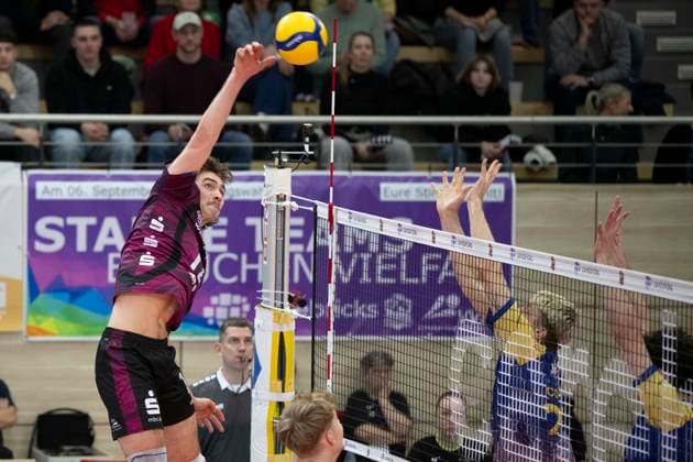 1.Volleyball Bundesliga -Saison 2025 2026 Cerebricks Volley Goats Mitteldeutschland vs. Netzhoppers KW Halle, Deutschland 15. Februar 2026: Im Bild:Isaiah Olfert (Netzhoppers)und Samuel Schellenberg (Bitterfeld) Halle Saale swh.Arena Sachsen-Anhalt Deutschland