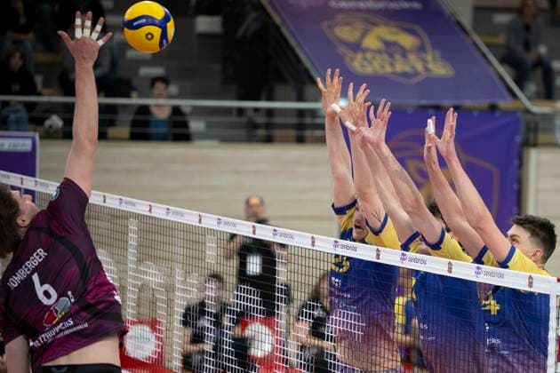 1.Volleyball Bundesliga -Saison 2025 2026 Cerebricks Volley Goats Mitteldeutschland vs. Netzhoppers KW Halle, Deutschland 15. Februar 2026: Im Bild:v.li.Lovis Homberger (Netzhoppers), Samuel Schellenberg (Bitterfeld), Nick Breitenbach (Bitterfeld) und Clay Wieter (Bitterfeld) Halle Saale swh.Arena Sachsen-Anhalt Deutschland