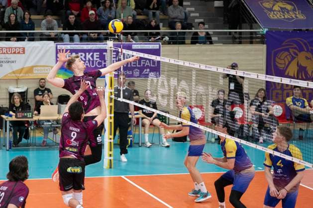1.Volleyball Bundesliga -Saison 2025 2026 Cerebricks Volley Goats Mitteldeutschland vs. Netzhoppers KW Halle, Deutschland 15. Februar 2026: Im Bild:v.li.Hannes Gerken (Netzhoppers), Carl Möller Moeller (Netzhoppers), Samuel Schellenberg (Bitterfeld), Nick Breitenbach (Bitterfeld) und Tom Borchert (Bitterfeld) Halle Saale swh.Arena Sachsen-Anhalt Deutschland