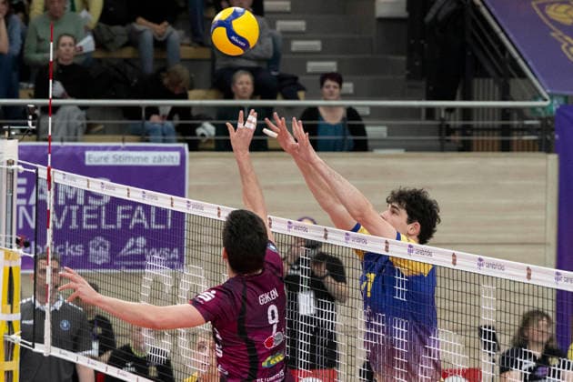 1.Volleyball Bundesliga -Saison 2025 2026 Cerebricks Volley Goats Mitteldeutschland vs. Netzhoppers KW Halle, Deutschland 15. Februar 2026: Im Bild:v.li.Hannes Gerken (Netzhoppers) und Nick Breitenbach (Bitterfeld) Halle Saale swh.Arena Sachsen-Anhalt Deutschland