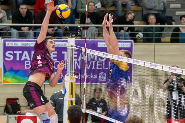 1.Volleyball Bundesliga -Saison 2025 2026 Cerebricks Volley Goats Mitteldeutschland vs. Netzhoppers KW Halle, Deutschland 15. Februar 2026: Im Bild:v.li.Isaiah Olfert (Netzhoppers) und Valdas Listanskis (Bitterfeld) Halle Saale swh.Arena Sachsen-Anhalt Deutschland