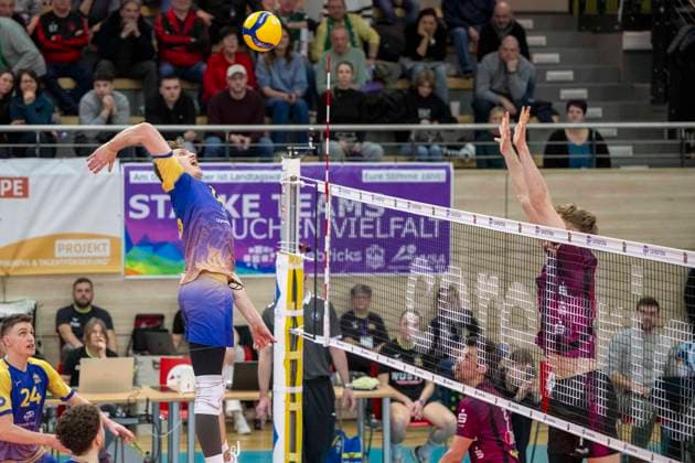 1.Volleyball Bundesliga -Saison 2025 2026 Cerebricks Volley Goats Mitteldeutschland vs. Netzhoppers KW Halle, Deutschland 15. Februar 2026: Im Bild:v.li.Dax Tompkins (Bitterfeld) und Carl Möller Moeller (Netzhoppers) Halle Saale swh.Arena Sachsen-Anhalt Deutschland