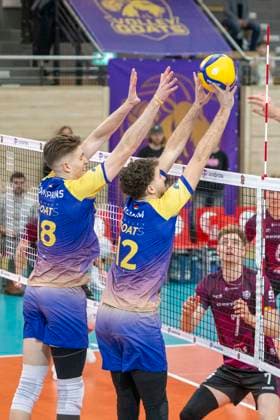 1.Volleyball Bundesliga -Saison 2025 2026 Cerebricks Volley Goats Mitteldeutschland vs. Netzhoppers KW Halle, Deutschland 15. Februar 2026: Im Bild:v.li.Dax Tompkins (Bitterfeld), Paul Klimm (Bitterfeld) und Carl Möller Moeller (Netzhoppers) Halle Saale swh.Arena Sachsen-Anhalt Deutschland