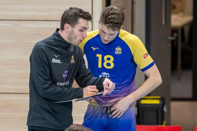 1.Volleyball Bundesliga -Saison 2025 2026 Cerebricks Volley Goats Mitteldeutschland vs. Netzhoppers KW Halle, Deutschland 15. Februar 2026: Im Bild:v.li. Interims Trainer Lukas Thielemann (Bitterfeld) und Dax Tompkins (Bitterfeld) Halle Saale swh.Arena Sachsen-Anhalt Deutschland