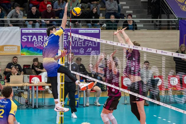 1.Volleyball Bundesliga -Saison 2025 2026 Cerebricks Volley Goats Mitteldeutschland vs. Netzhoppers KW Halle, Deutschland 15. Februar 2026: Im Bild:v.li.Nick Breitenbach (Bitterfeld) und Lovis Homberger (Netzhoppers) Halle Saale swh.Arena Sachsen-Anhalt Deutschland