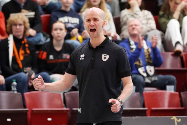 15.02.2026, Deutschland, Ludwigsburg Volleyball Barock Volleys MTV Ludwigsburg vs. Berlin Recycling Volleys, Trainer Hasse Mattila (LB) jubelt und ballt die Faust