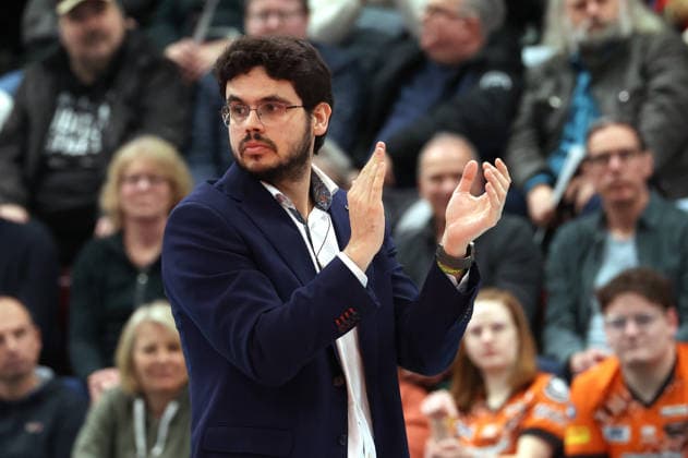 15.02.2026, Deutschland, Ludwigsburg Volleyball Barock Volleys MTV Ludwigsburg vs. Berlin Recycling Volleys, Trainer Alexandre Leal Goulart Nunes (Berlin)