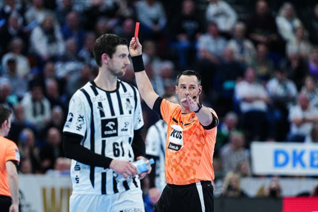 Rote Karte Platzverweis Hendrik Pekeler (THW Kiel, 61) GER, THW Kiel vs. SC Magdeburg, Handball, 1. Bundesliga, Spieltag 21, Saison 2025 2026, 15.02.2026 GER, THW Kiel vs. SC Magdeburg, Handball, 1. Bundesliga, Spieltag 21, Saison 2025 2026, 15.02.2026 Kiel Copyright: xEibner-Pressefoto MarcelxvonxFehrnx EP_MFN