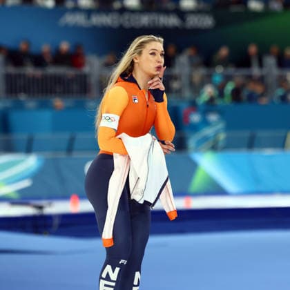 February 15, 2026, Rho, Lombardy, Italy: JUTTA LEERDAM of Netherlands kindly asks her fans to stay silent for the last two skaters to perform the Women s Speed skating, Eisschnelllauf Men s 500m at the Milano Cortina 2026 Winter Olympic Games, Olympische Spiele, Olympia, OS Rho Italy - ZUMAc179 20260215_oly_c179_0610 Copyright: xMickaelxChavetx