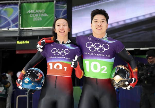 (260215) -- CORTINA D AMPEZZO, Feb. 15, 2026 -- Chen Wenhao (R) and Zhao Dan of China pose for photos after the skeleton mixed team competition at the Milan-Cortina 2026 Olympic Winter games, Winterspiele,Spiele, Summer games in Cortina, Italy, Feb. 15, 2026. ) (MICO2026)ITALY-CORTINA D AMPEZZO-OLYMPIC WINTER GAMES-SKELETON MIXED TEAM DingxXu 