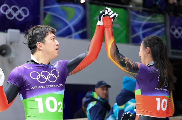 (260215) -- CORTINA D AMPEZZO, Feb. 15, 2026 -- Zhao Dan (R) and Chen Wenhao of China celebrate during the skeleton mixed team event at the Milan-Cortina 2026 Olympic Winter games, Winterspiele,Spiele, Summer games in Cortina, Italy, Feb. 15, 2026. ) (MICO2026)ITALY-CORTINA D AMPEZZO-OLYMPIC WINTER GAMES-SKELETON MIXED TEAM DingxXu 