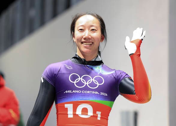 (260215) -- CORTINA D AMPEZZO, Feb. 15, 2026 -- Zhao Dan of China waves after the skeleton mixed team competition at the Milan-Cortina 2026 Olympic Winter games, Winterspiele,Spiele, Summer games in Cortina, Italy, Feb. 15, 2026. ) (MICO2026)ITALY-CORTINA D AMPEZZO-OLYMPIC WINTER GAMES-SKELETON MIXED TEAM DingxXu 